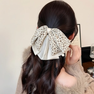 Elegante Fermaglio per Capelli con Fiocco Floreale da Donna in Tessuto Chiffon Beige a Strati con Ciondolo in Perla Artificial Sintetica