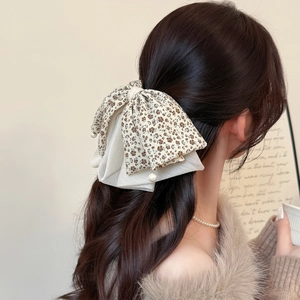 Fermaglio per capelli beige a fiori con fiocco e perle per acconciature eleganti