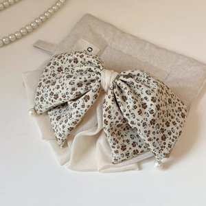 Fermaglio per capelli a fiori con perle e tulle color crema in stile vintage chic