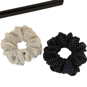 Set di due elastici scrunchie a pois in rete bianca e nera per acconciature da donna