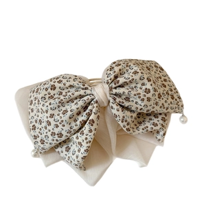 Elegante pinza per capelli beige a fiori con fiocco e ciondoli di perle