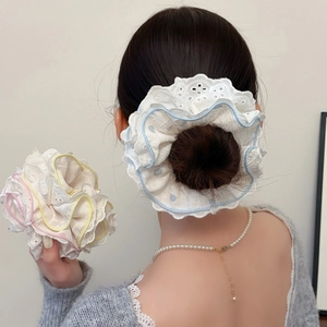 Chouchou géant en dentelle de style français avec bordure brodée pour chignon élégant
