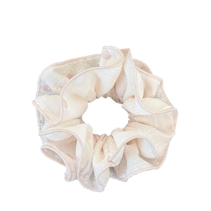 Chouchou en dentelle beige avec motifs cœurs roses et broderie florale fine