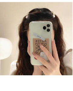 Détail de barrettes élégantes avec nœuds en perles portées sur le côté, base dorée