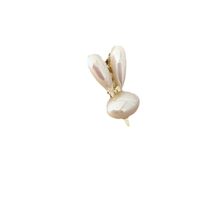 Barrette à cheveux lapin en perle crème avec nœud doré sur fond blanc pur