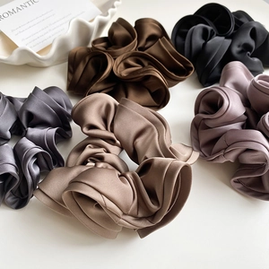 Vue détaillée de chouchous élégants en satin à volants aux couleurs sophistiquées