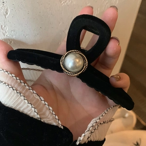 Eleganter Haarklammer aus schwarzem Samt mit großer Perle im französischen Vintage-Stil