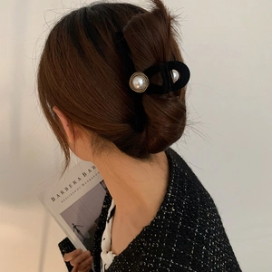 Eleganter Haarklammer aus schwarzem Samt mit großen Perlen für Retro-Frisuren im französischen Stil