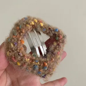 Pince à cheveux carrée en peluche marron avec mini pompons colorés sur base BB