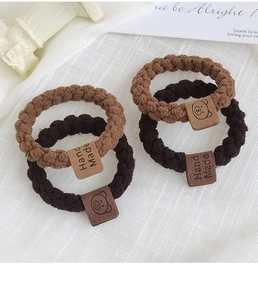 Détails des chouchous tricotés marron avec motif d'ours et étiquettes Hand Made en cuir