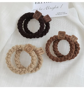 Détails des chouchous tissés marron avec étiquettes mignonnes d'ours faites à la main