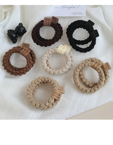 Vue détaillée des élastiques à cheveux bulles aux tons terre avec étiquettes d'ours