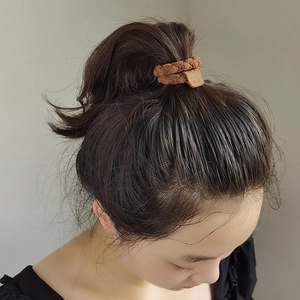 Chouchou en tricot marron caramel à haute élasticité avec étiquette cuir faite main