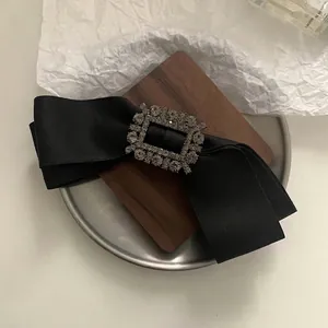 Barrette à nœud en satin noir élégante avec une boucle carrée en strass scintillants
