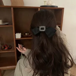 Barrette à cheveux élégante en satin noir avec nœud et boucle en cristal carrée
