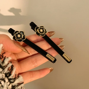 Fermagli per capelli vintage francesi con camelie nere, velluto e perle finte bianche