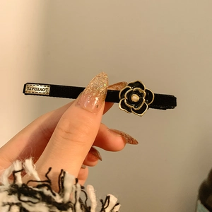 Fermaglio per capelli vintage nero con camelia, perla e dettaglio dorato LOVEDAYS chic