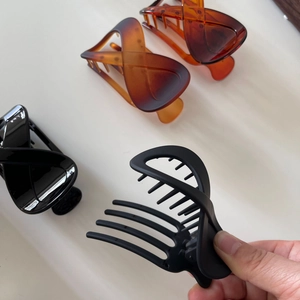 Minimalist large claw clip set in black and amber finishes with leopard tortoiseshell pattern