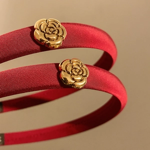 Serre-tête élégant en satin rouge avec décoration fleur de camélia dorée de luxe