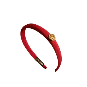 Serre-tête élégant en tissu rouge avec fleur de camélia dorée et étiquette faite main