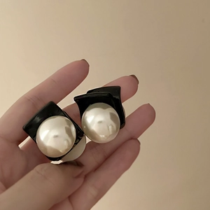 French vintage small pearl hair clips for side bangs with elegant black resin base