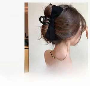 Detail einer eleganten schwarzen Satin-Schleife Haarklammer in einer Hochsteckfrisur
