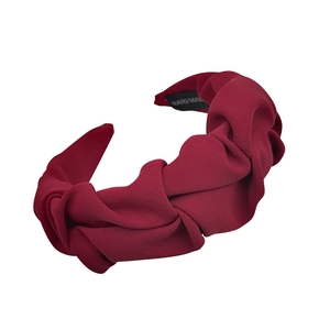 Serre-tête large plissé rouge foncé élégant avec nœud torsadé et étiquette artisanale