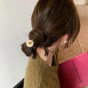 Braunes hochelastisches Haargummi mit Vintage Acrylknopf Charm für Damen Pferdeschwänze
