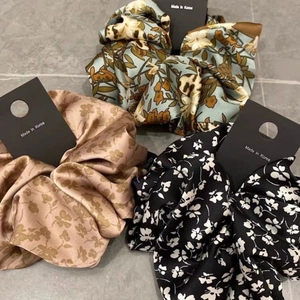 Lot de chouchous en soie à motifs floraux bleus, champagne et noirs sur pierre