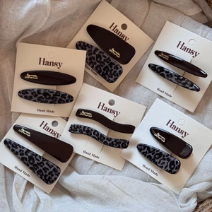 Details von koreanischen Haarspangen-Set mit Leopardenmuster und schwarzen Clips