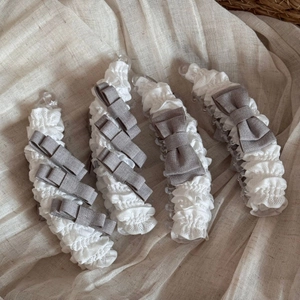 Elegante bananenclips met wit kant en grijze stoffen strikken voor dameskapsels