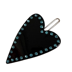 Minimalistische schwarze Herz-Haarspange mit blauen Steinchen auf weißem Grund