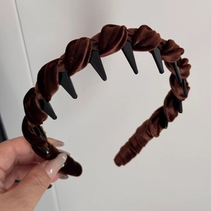Detail of dark brown velvet braided headband showing black anti-slip inner teeth