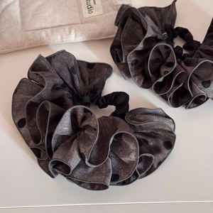 Lot de chouchous gris foncé à pois oversize avec détails de tissu texturé à volants