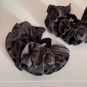 Détail de chouchous géants à pois en tissu texturé gris et noir de style français