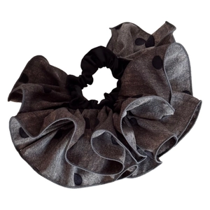 Chouchou géant gris à pois noirs avec plis volantés et texture de tissu premium