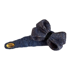 Pince à cheveux noeud en tricot bleu denim avec étiquette dorée et détail fait main