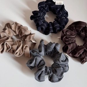 Lot de chouchous à rayures en noir, café, gris et kaki avec étiquette Hand Made