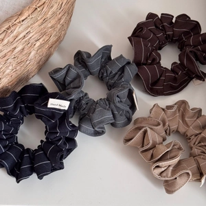 Lot de quatre chouchous en tissu rayé en bleu marine, gris, café et camel