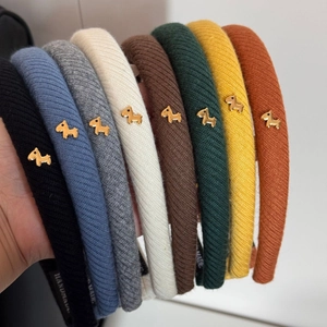 Eleganti cerchietti in maglia a coste con dettaglio cane dorato in 8 colori