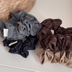 Lot de quatre chouchous en tissu rayé aux tons neutres avec étiquette Hand Made