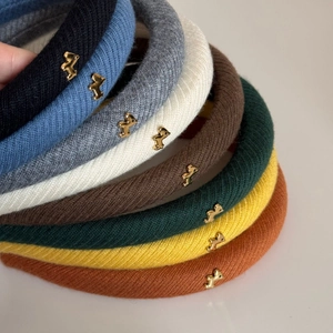 Set di 8 cerchietti in maglia a coste con ciondolo a forma di cane dorato per donna