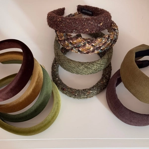 Dettaglio di cerchietti in velluto e tweed imbottiti in vari colori autunnali ricchi