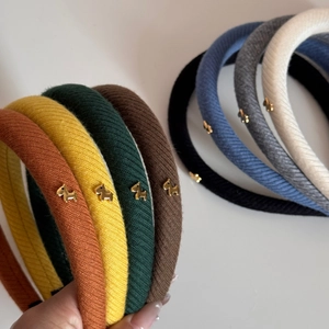 Cerchietti in maglia minimalisti con dettagli di cani dorati in colori vivaci