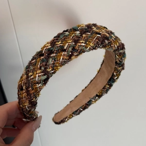 Dettaglio del cerchietto spesso in tweed multicolore con fili dorati e fodera antiscivolo