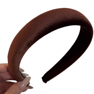 Cerchietto in velluto marrone da donna con design imbottito e lucentezza setosa