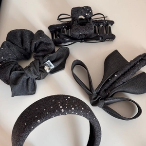 Set d'accessoires cheveux gris avec strass comprenant chouchou et grande pince crabe
