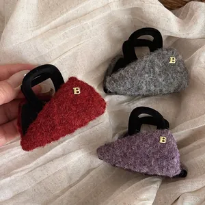 Pinza per Capelli Triangolare in Lana Forma di Mini Borsa Decoro Lettera Dorata Donna Autunno Inverno Peluche Accessori per Capelli