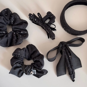 Chouchous en laine grise et barrettes à nœuds avec strass brillants pour coiffures d'hiver