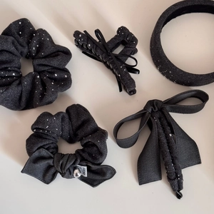 Set de 5 accessoires cheveux en tweed gris avec chouchous à strass et un serre-tête chic